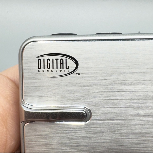 Digital Concepts Silver Digital Camera Non-Working Corroded Battery with SD Card - Picture 9 of 9